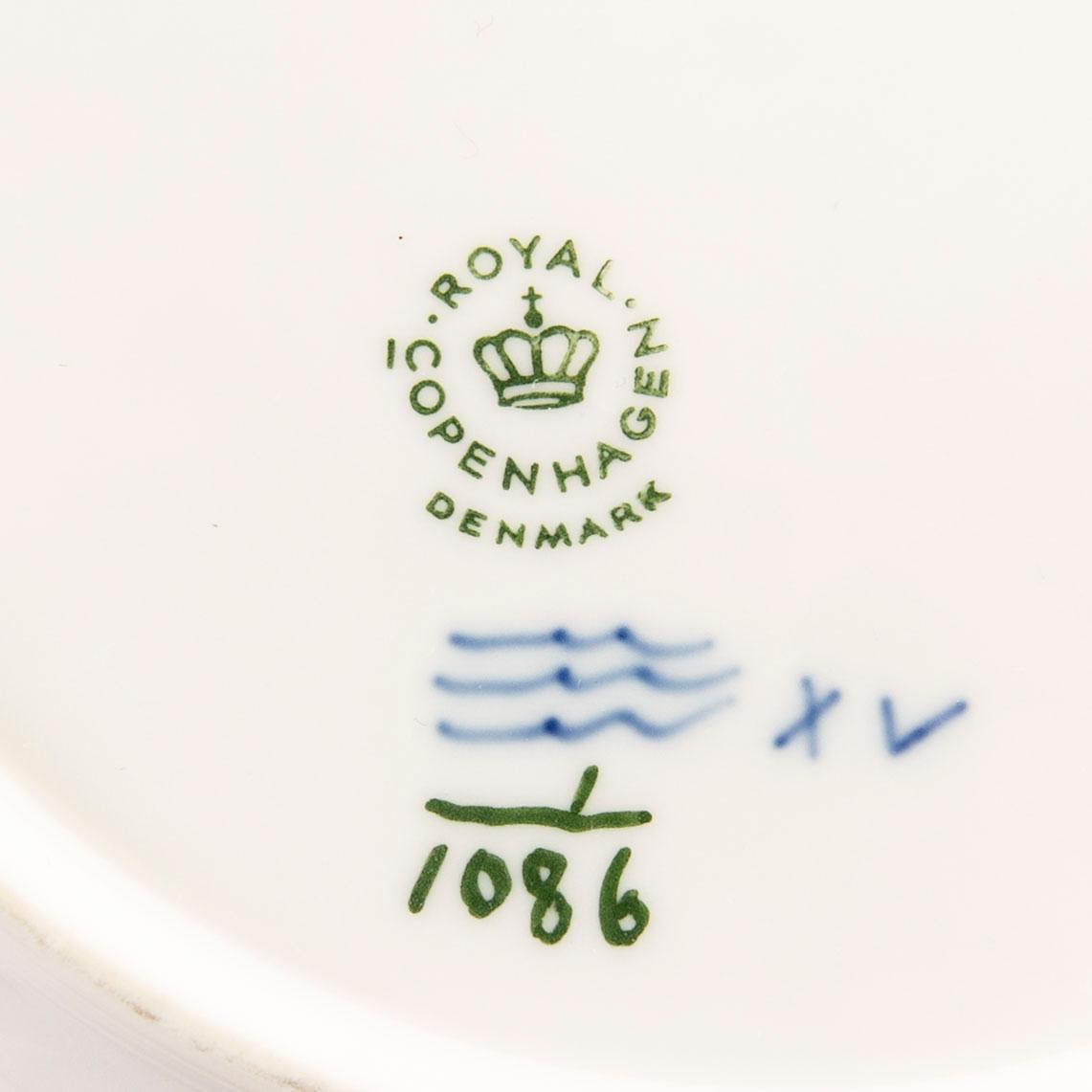 A 44 pcs Royal Copenhagen "Musselmalet" dinner service, Denmark, later part of the 20th century.