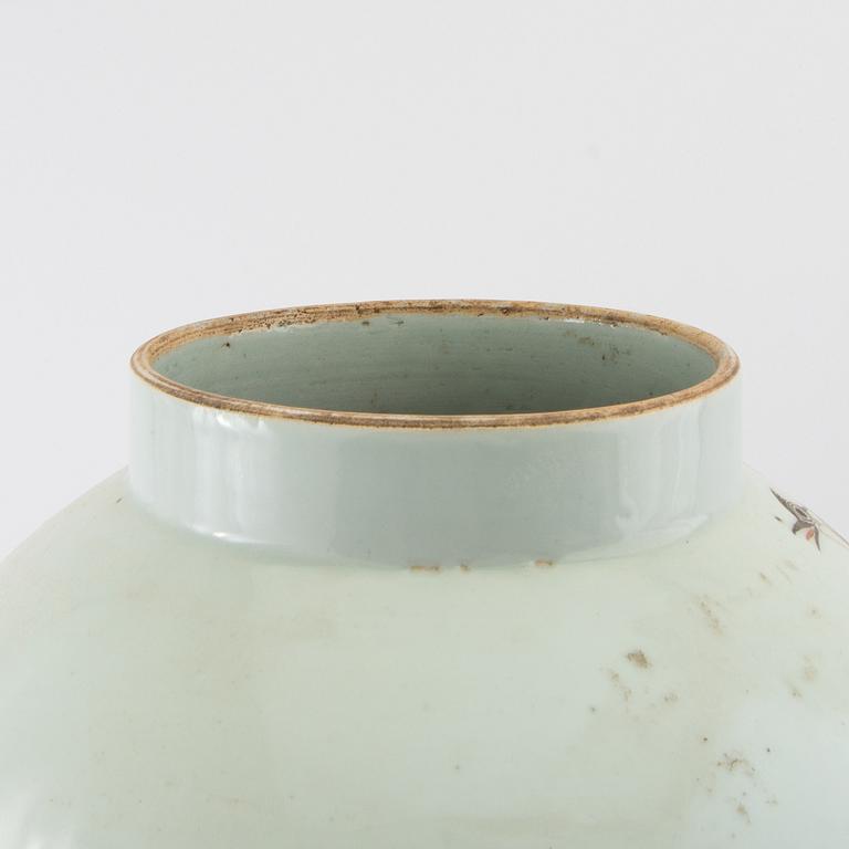 Lock urn China 20th century porcelain.