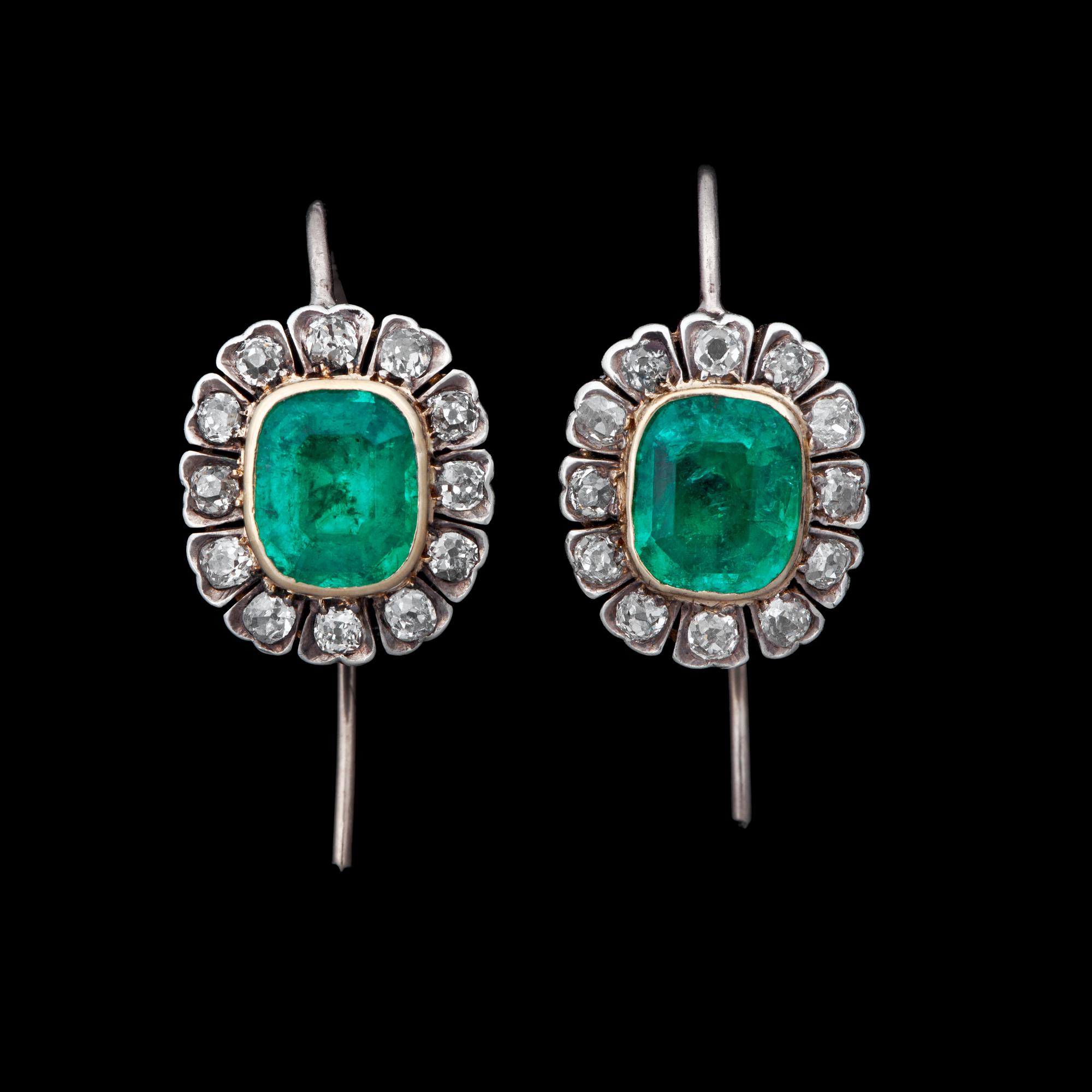 ÖRHÄNGEN, smaragder ca 2 ct. med gammalslipade diamanter tot. ca 0.70 ct.