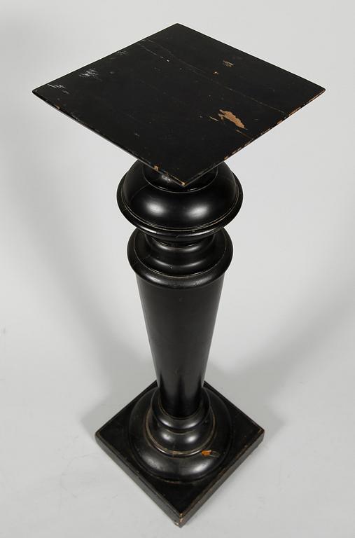 PIEDESTAL, sent 1800-tal, svartmålad.