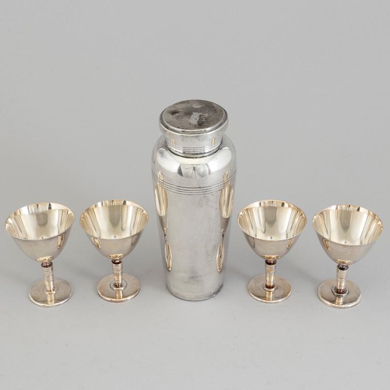 SHAKER med GLAS,4 st, nysilver, bland annat C G Hallberg, 1900-tales mitt.