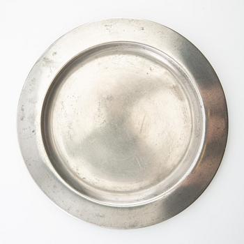 Firma Svenskt Tenn, flaskställ ett par av vitmetall modell nr 2562, samt fat av tenn, Stockholm 1900-talets andra hälft.