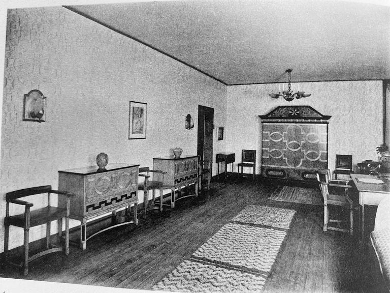 Carl Bergsten, an oak veneered sideboard/ chest of drawers, Nordiska Kompaniet Sweden 1923. Part of a set exhibited in Gothenburg 1923.