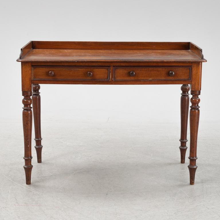 Skrivbord med karmstol, 1800-tal.