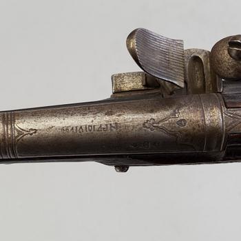 FLINTLÅSPISTOLER, 2 st, 1700-tal, för den orientaliska marknaden.