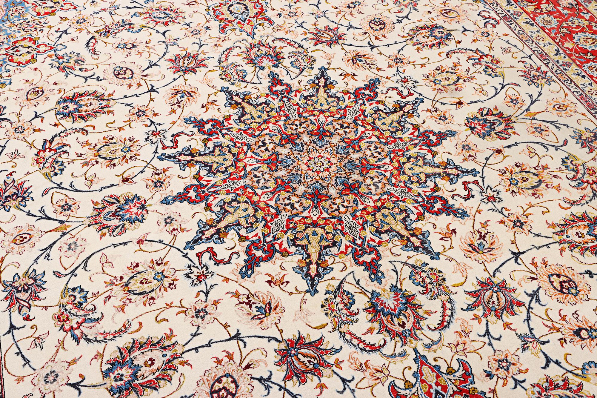 An Esfahan carpet, part silk, ca. 372 x 255 cm.