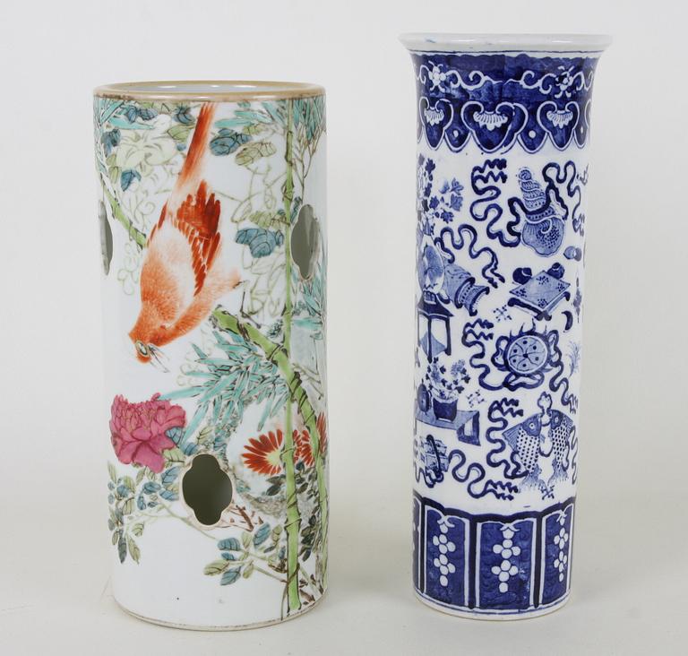 VASER, 2 st olika, porslin, orientaliska.