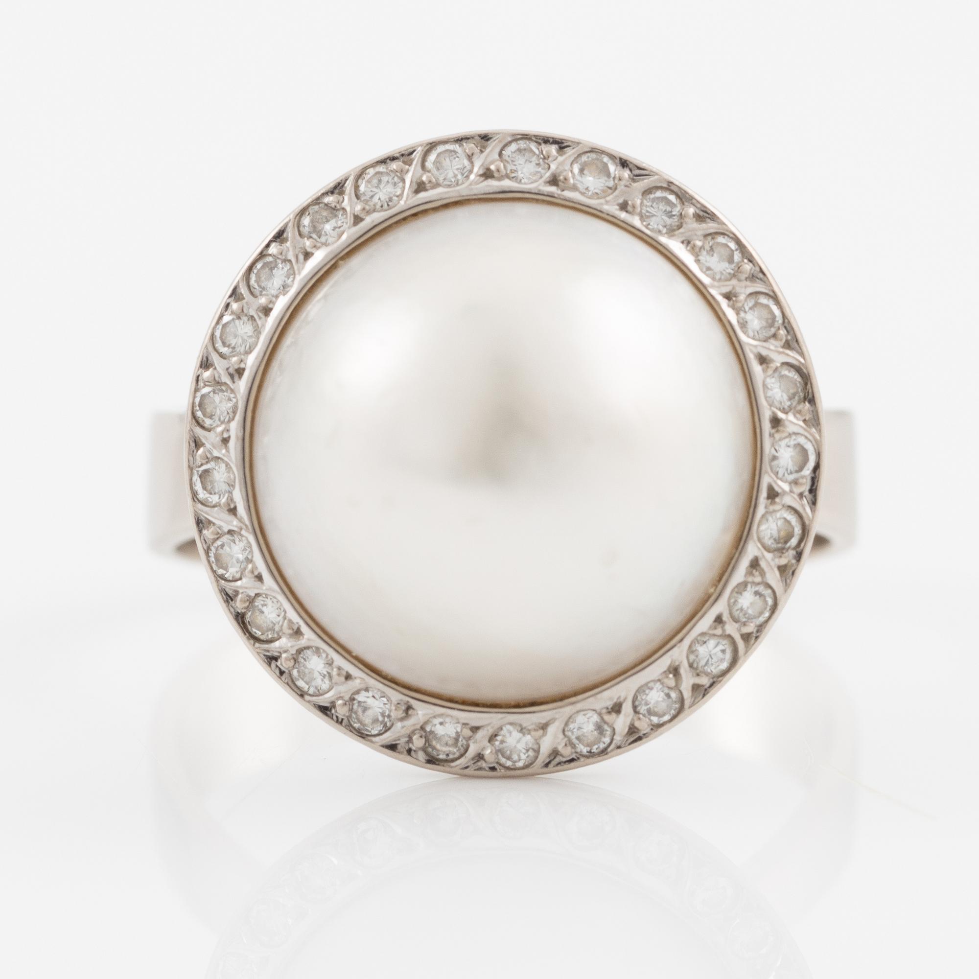Ring 18K vitguld med en odlad mabepärla och runda briljantslipade diamanter.
