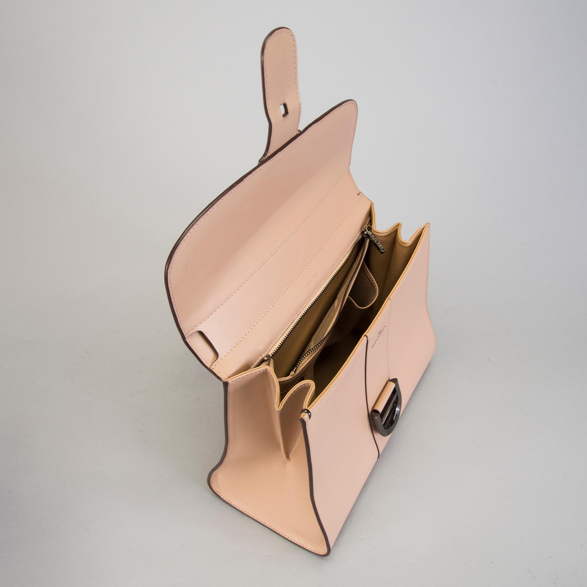 A Delvaux "Brillant" ladies handbag in nude/biscuit colored leather.