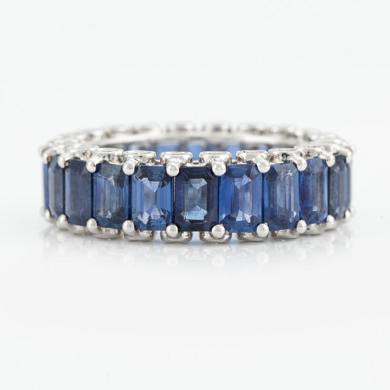 Ring, with sapphires and brilliant-cut diamonds.