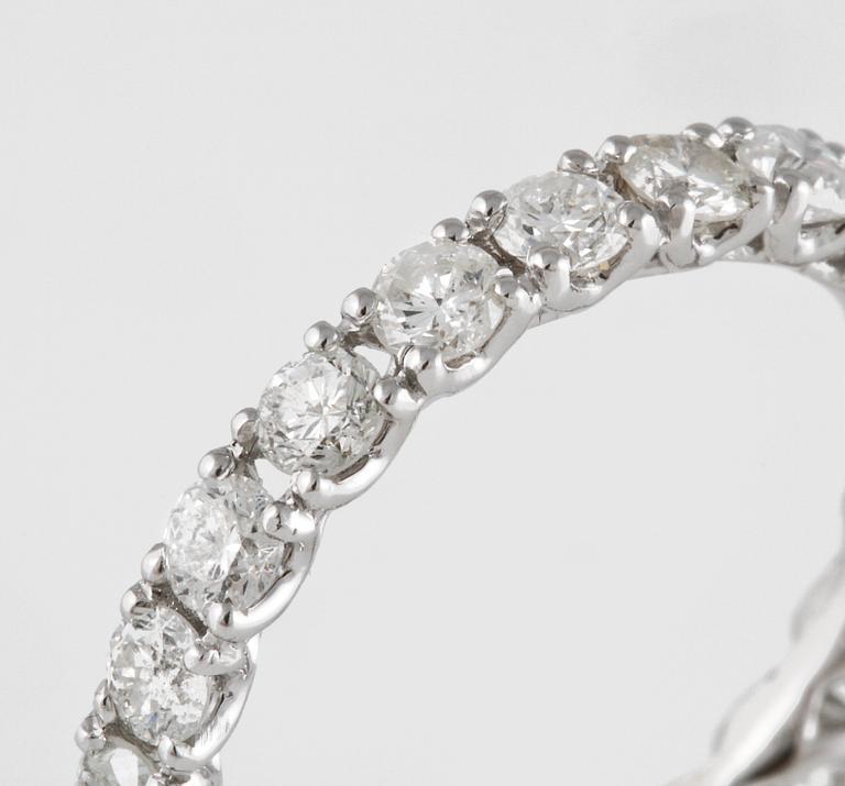 RING, 18K vitguld med briljantslipade diamanter ca 2.03 ct. Vikt 2,5 gram.