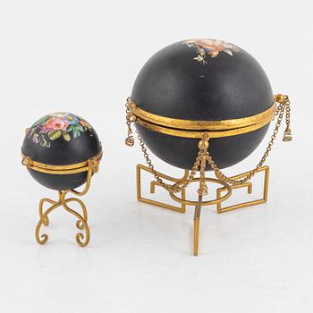 Two Porcelaine Boxes, 19th Century.