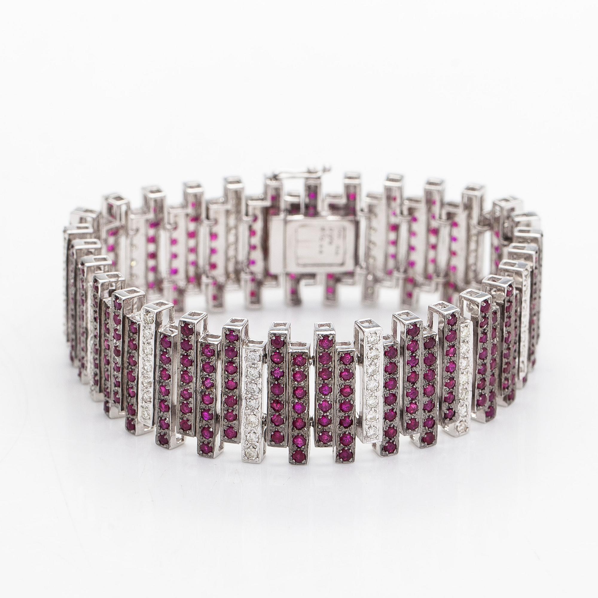Bracelet in 14K white gold, with rubies and diamonds.