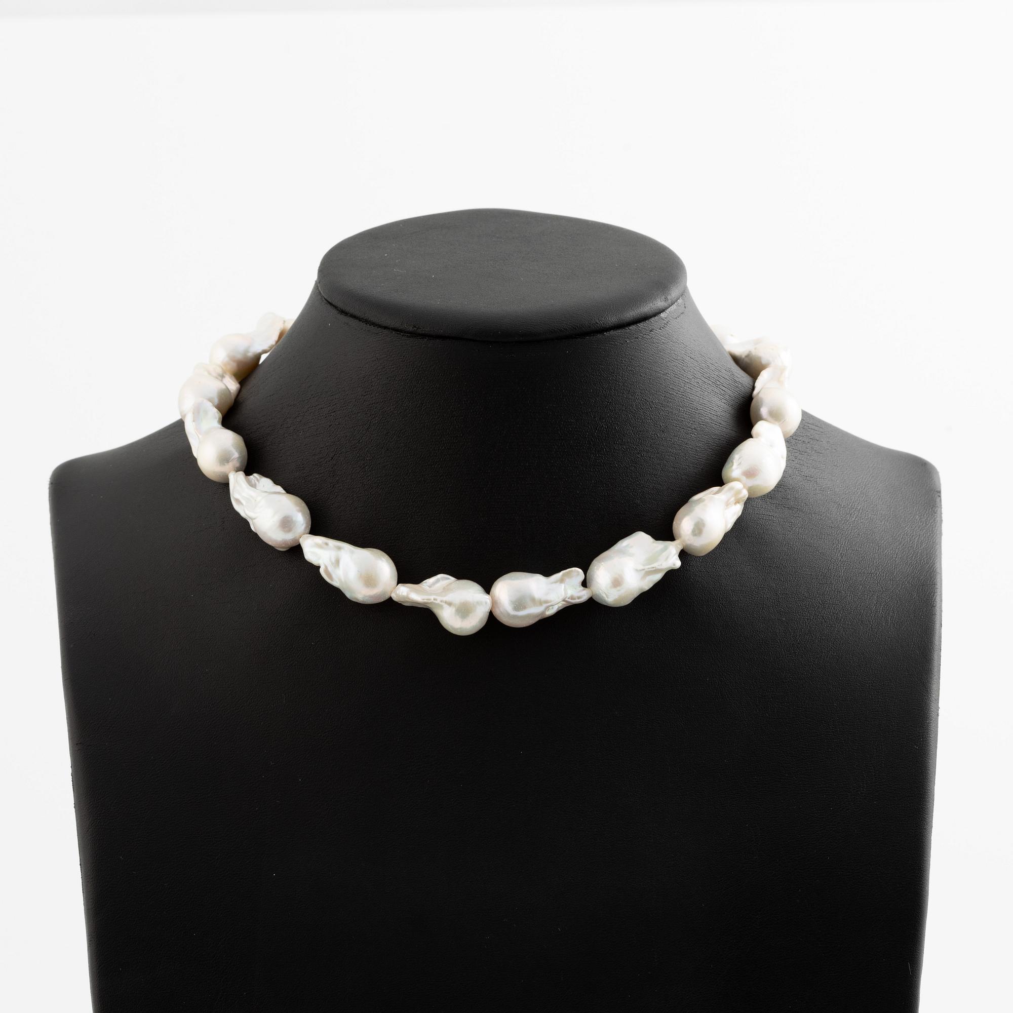 Necklace with cultured baroque-shaped freshwater pearls, clasp 18K white gold.