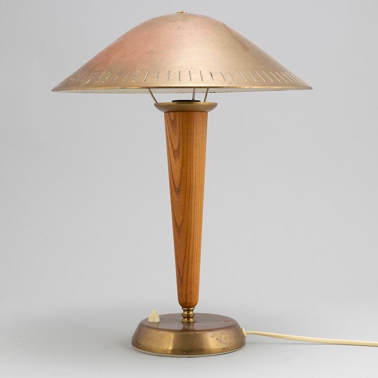 A mid 20th Century modell EA1288 table lamp from Asea.