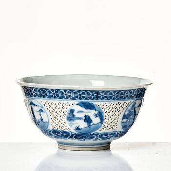 A blue and white bowl, Qing dynasty, Kangxi (1662-1722).