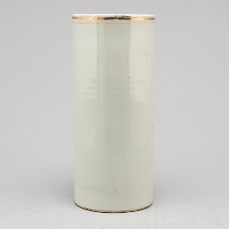 A Chinese famille rose hat stand, 20th century.