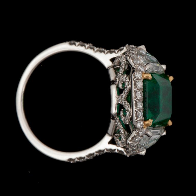 A emerald, 5.50 cts, ring. Flanked by circa 2.35 cts of diamonds.