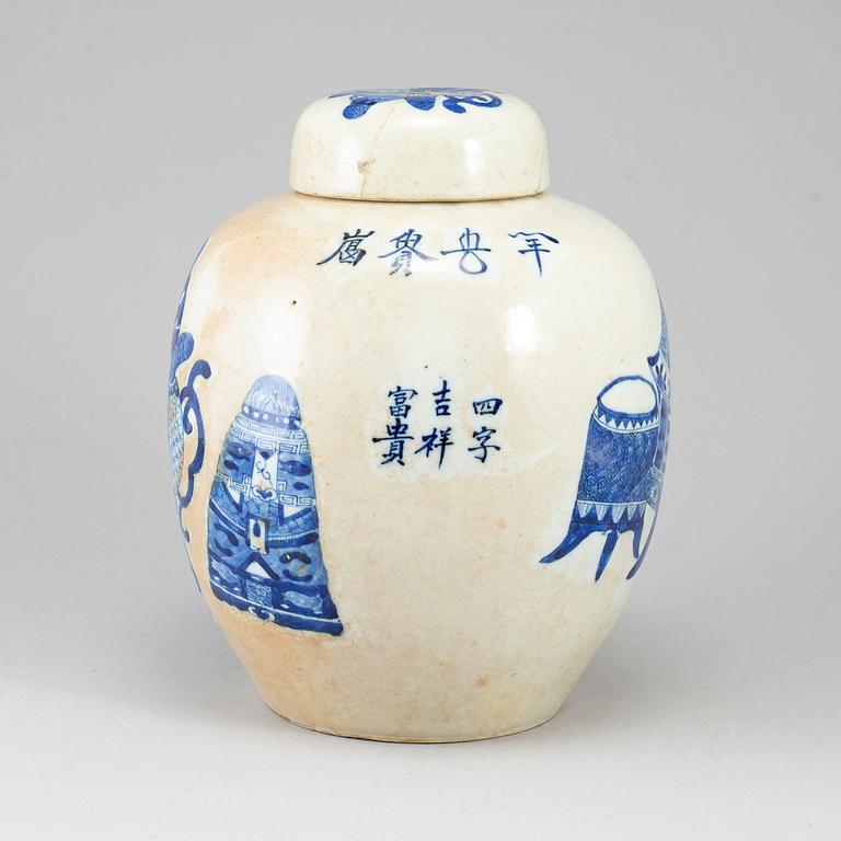 A large blue and white jar with cover, Qing dynasty, late 19th/early 20th century.