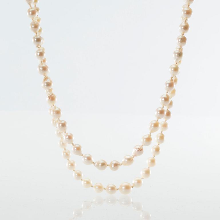 COLLIER, 2 st, odlade saltvattenspärlor med silverlås.