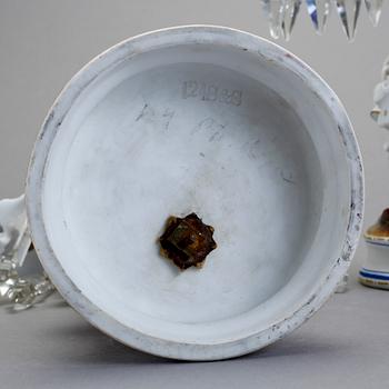 KANDELABRAR, ett par, biskviporslin, 1800-talets mitt.