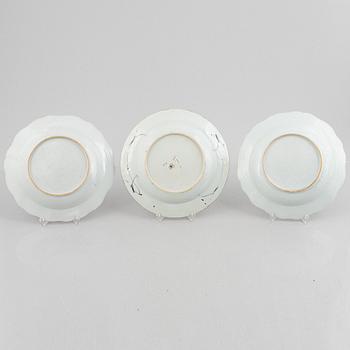 A set of three export porcelain plates, China, Qing dynasty, 18th century.