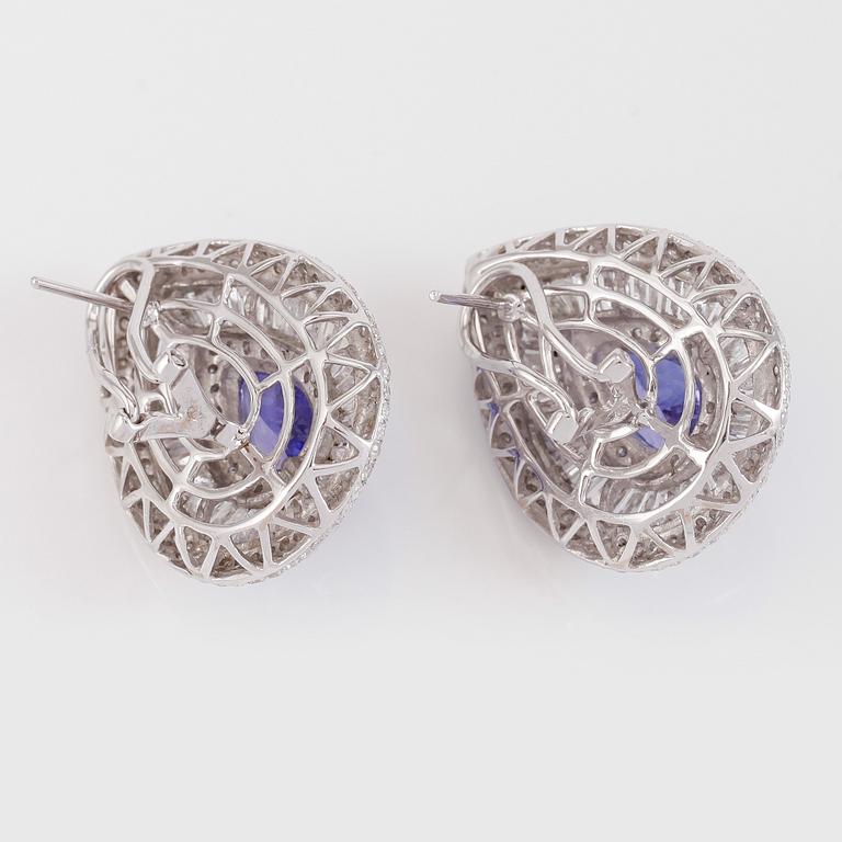 ÖRHÄNGEN, 1 par, 18K vitguld, diamanter tot ca 6.07 ct. och tanzaniter tot ca 6.41 ct.