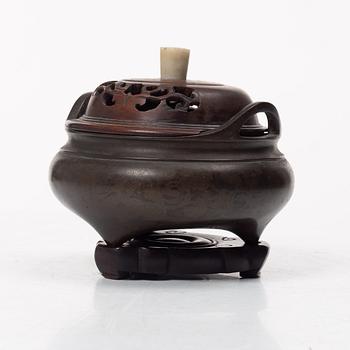 Rökelsekar med lock och ställ, brons, Kina, tidigt 1900-tal.