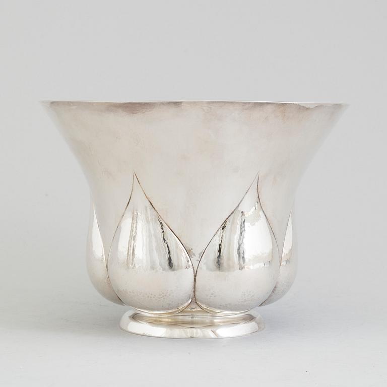 A Swedish Art Nouveau parcel-gilt bowl, maker's mark AB Samuel Pettersson, Linköping 1922.