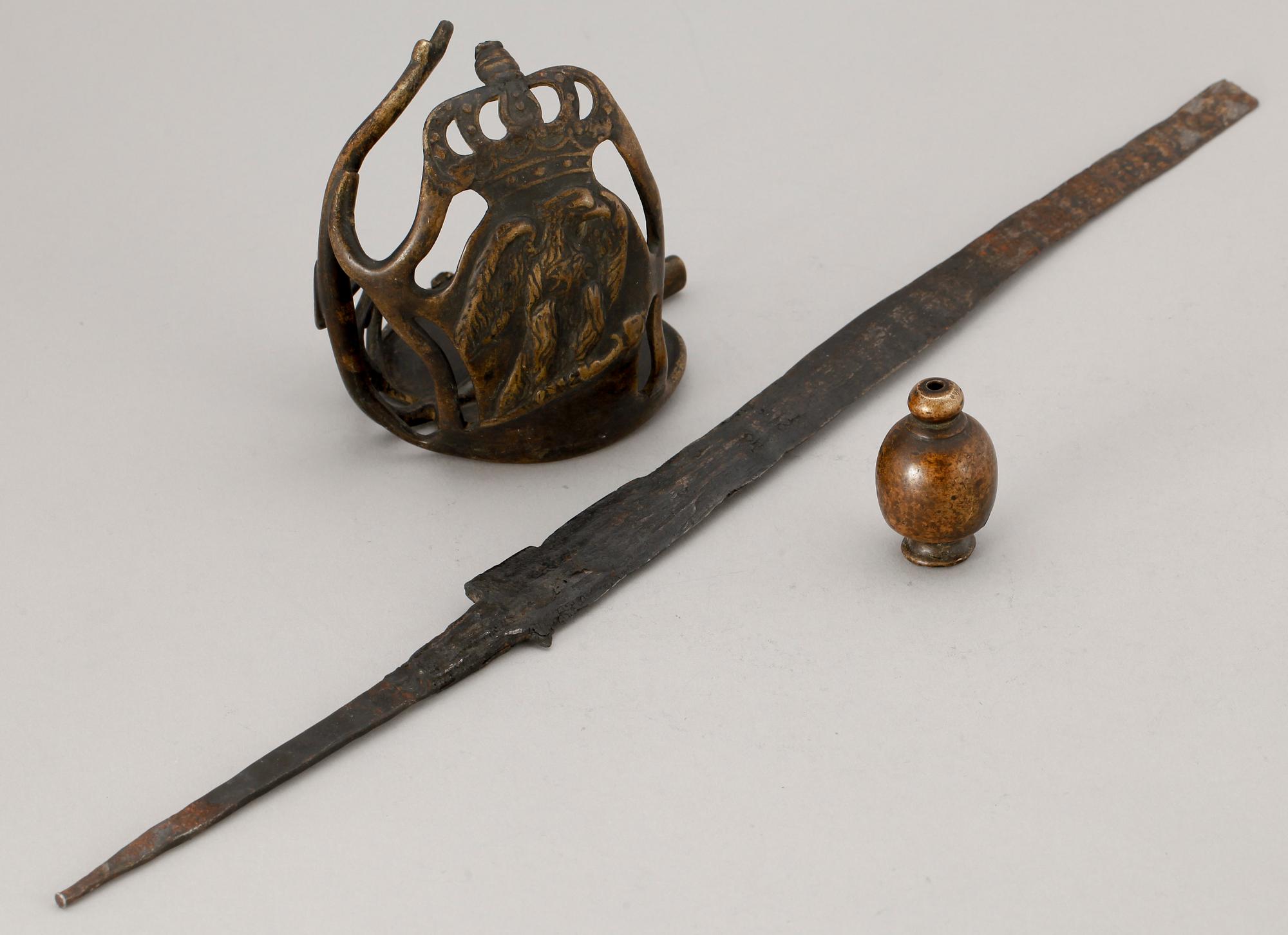 DELAR TILL VÄRJA, mässing och järn, 3 st, 1700-tal.