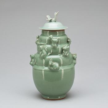 VAS MED LOCK, Song-stil. Modern tillverkning.