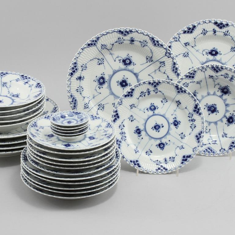 SERVISDELAR, 29st, porslin, "Musselmalet", Royal Copenhagen, 1900-talets andra hälft.
