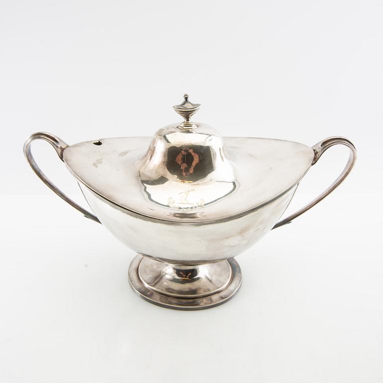 Tureen with lid, first half of the 20th century, silver plate.