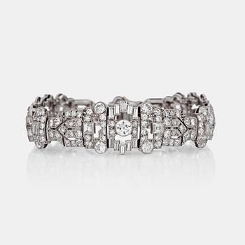 803. An Art Déco old- and baguette-cut diamond bracelet. Total carat weight of diamonds circa 15.00 cts.