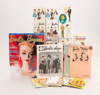 Dockor 4 st samt litteratur Barbie, Ken och Skipper Mattel 1960-tal.
