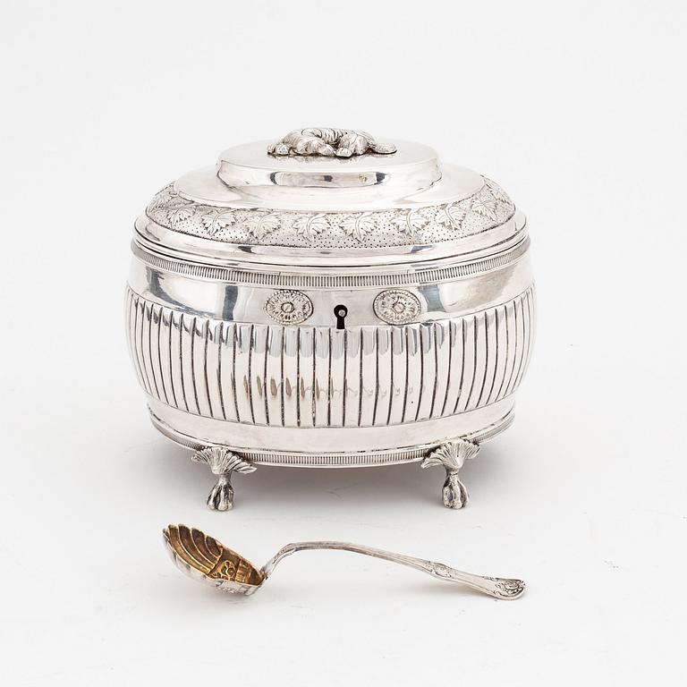 A Swedish silver sugar box, mark of Johan Daniel Blomsterwall, Gothenburg 1829.