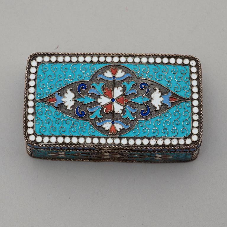 A Russian early 20th century parcel gilt snuff-box, marks of Wasilij Agafonow, Moscow 1899-1908.