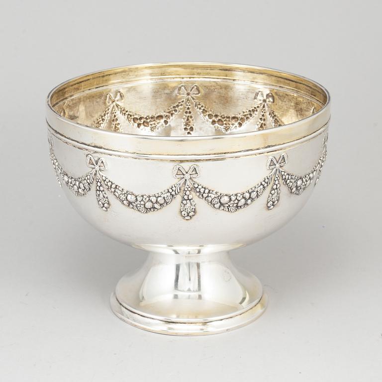 K Anderson, skål på fot, silver, Stockholm 1904.