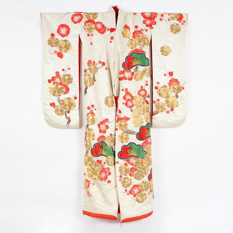 A Japanese silk wedding kimono, 20th century.