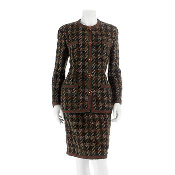 850. CHANEL, a two-piece suit consisting of jacket and skirt.