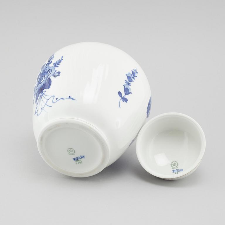 A "Blå blomst" porcelain vase with lid, Royal Copenhagen, second half of the 20th cenutry.