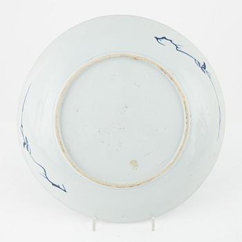 Vaser, ett par, Kina, Kangxi-stil, 1800-tal, Såssnipor, ett par, 17/1800-tal, samt ett fat, Kina, Qianlong (1736-95).
