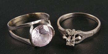 RINGAR, 2 st, vitguld 18K varav en med diamant, totalvikt 6,9.