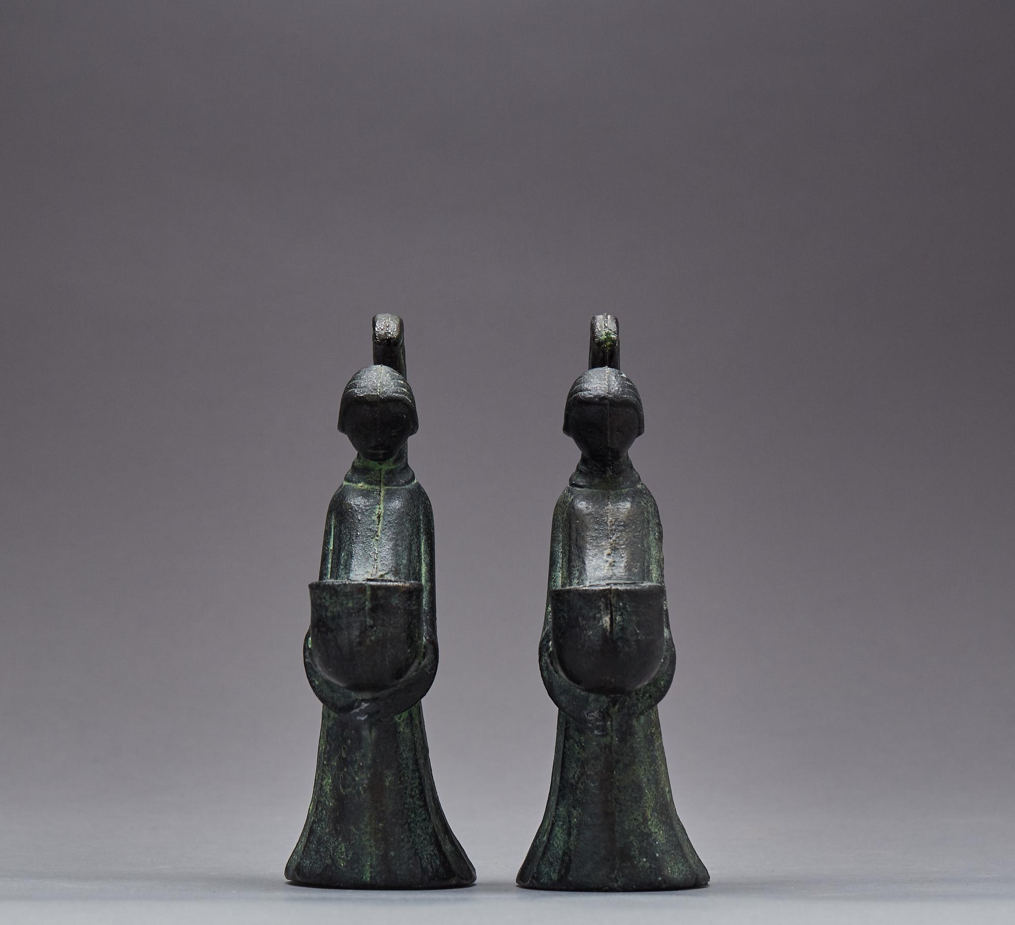 LJUSSTAKAR, ett par, patinerad brons, troligen Ystad metall.