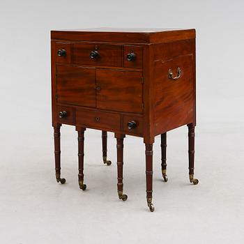 KOMMOD, England, 1800-talets mitt.