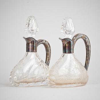 STARKVINSKARAFFER, 2 st, sterlingsilver och glas, England, 1900-talets första hälft.