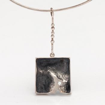 Jorma Laine, Halsband, sterlingsilver. Kultateollisuus, Åbo 1974.