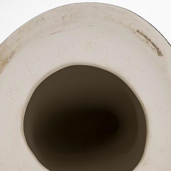 Pauli Vuorisalo, veistos, posliinia, signeerattu PV, 7/-90 Arabia Finland.