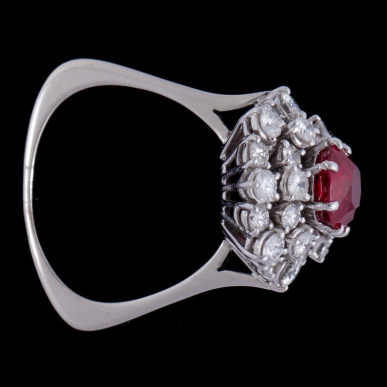 RING, rund fasettslipad Burma rubin, 2.08 ct, med briljantslipade diamanter, tot. ca 1.50 ct.