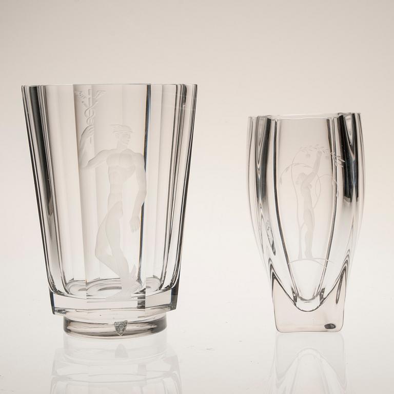 VASER, 2 st, glas. En signerad "Orrefors Lindstrand 2168" och en med "Skruf". 1930-tal.